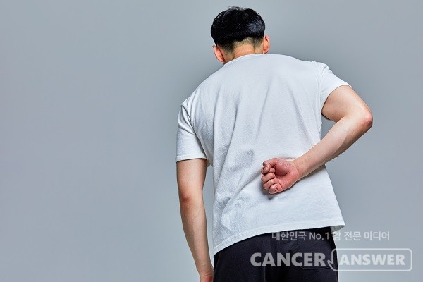 허리통증이 3개월 이상 지속되면 강직성척추염을 의심할 수 있다./게티이미지뱅크