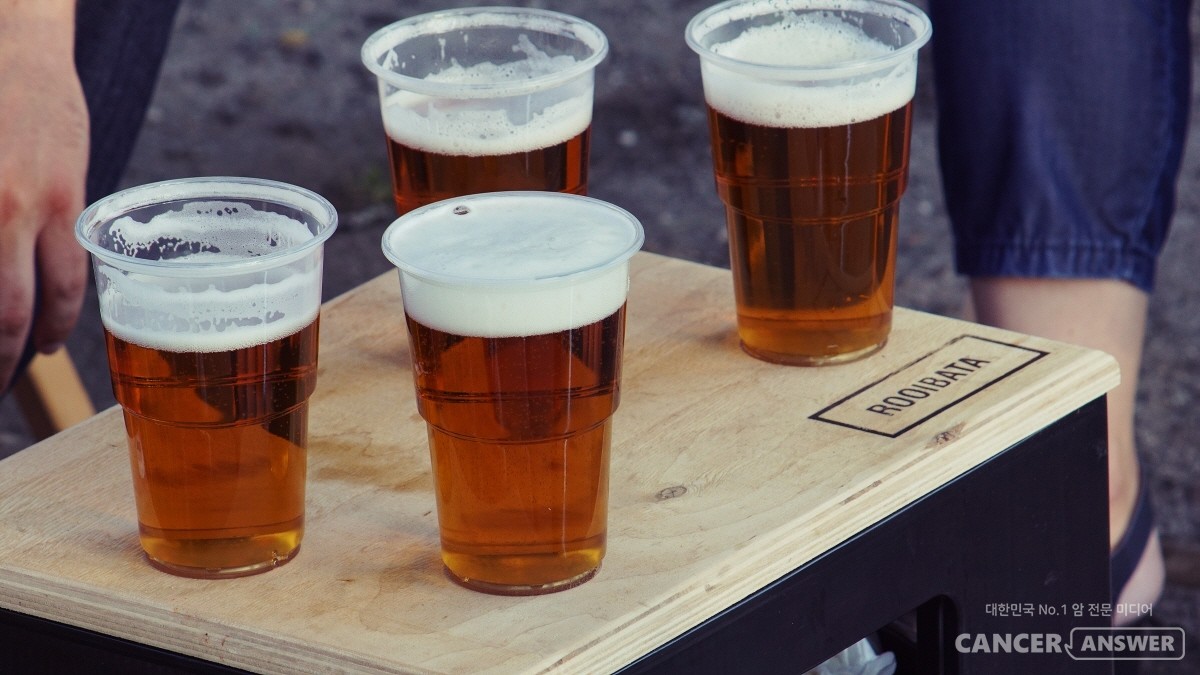 술을 조금만 마셔도 얼굴이 빨개지는 사람은 대장암과 식도암 위험이 상대적으로 높다. / unsplash