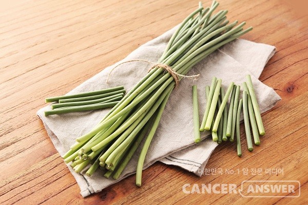 마늘종이 제철을 맞아 맛과 영양을 뽐낸다./게티이미지뱅크