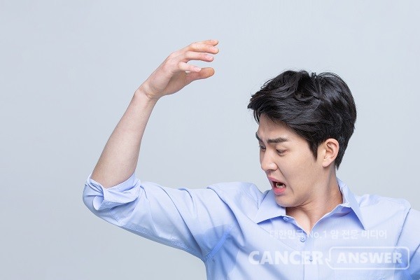 날이 더워지면서 겨드랑이 액취증을 걱정하는 사람들이 늘고 있다./게티이미지뱅크