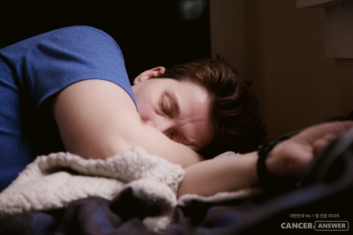 잠을 제대로 자지 못하면 여러가지 질환에 노출될 가능성이 커지는데, 최근 한 연구에서는 체중감량을 방해하기도 한다고 결론지었다. / unsplash