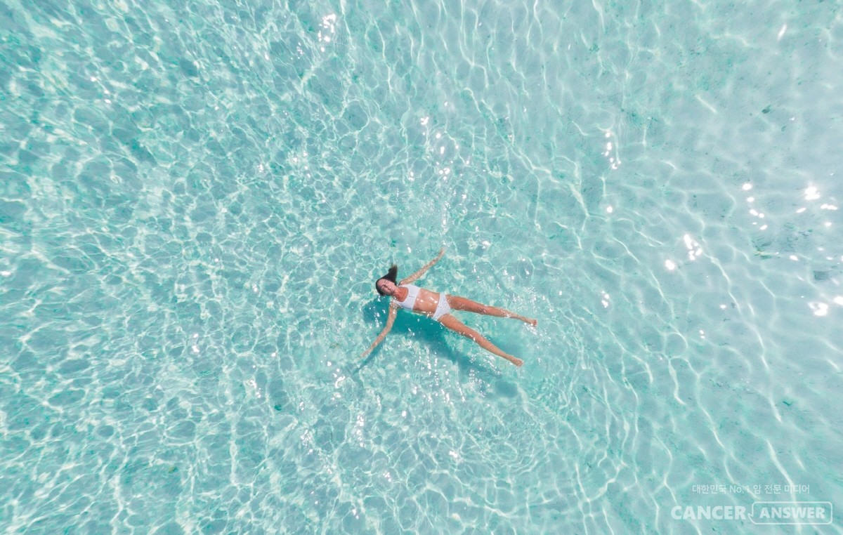 수영은 물 속에서 중력부담없이 누구나 할 수 있는 운동이면서, 물이 주는 안정감과 치유감을 즐길 수 있는 좋은 회복운동이다. / unsplash