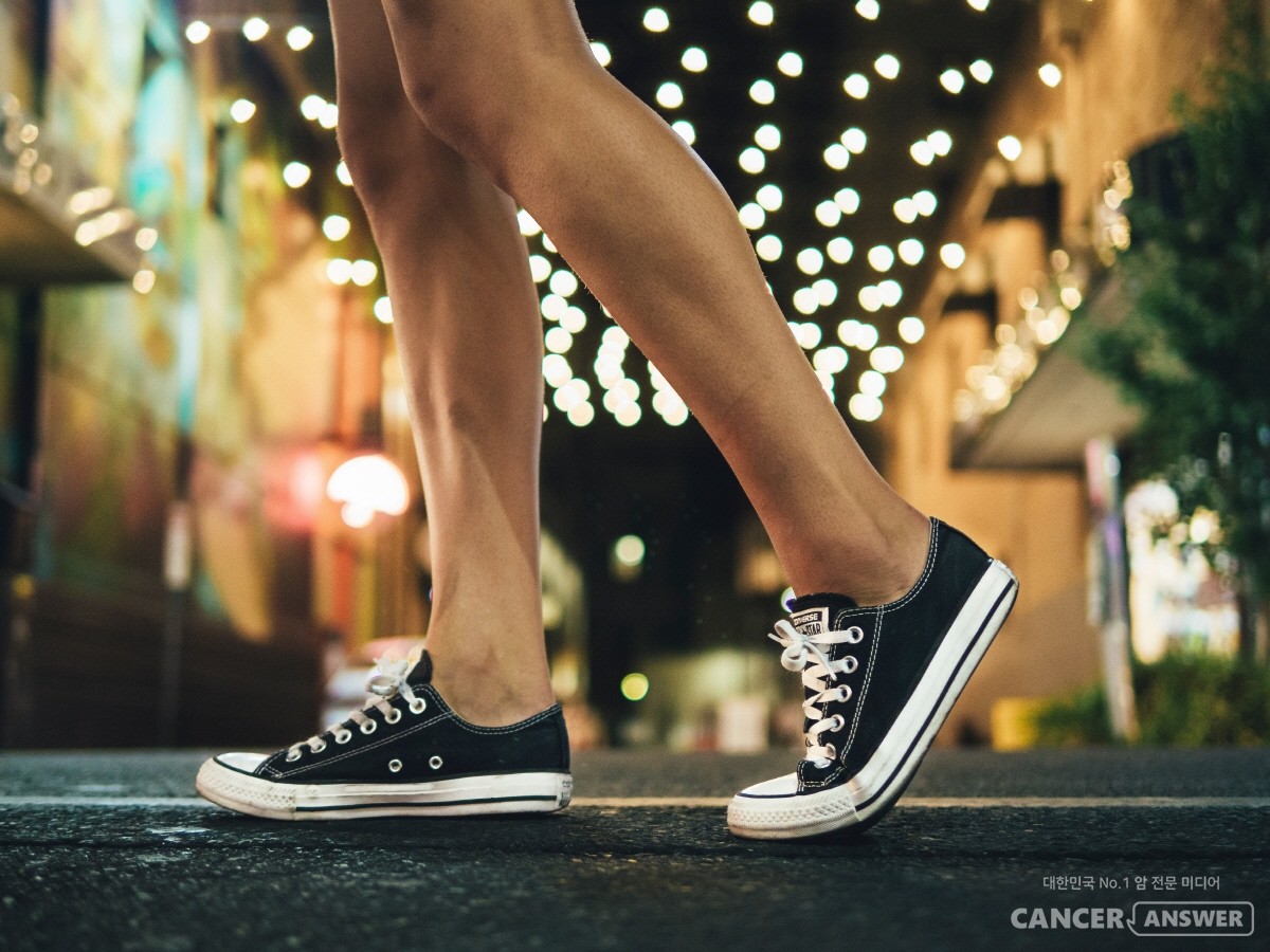 종아리근육은 걷고 뛰는 등 운동에 필요할 뿐 아니라, 가만히 서있는 데도, 하체 혈류를 원활히 하는데도 꼭 필요한 근육이다. / unsplash