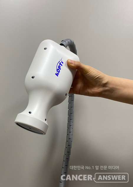 한국광기술원 광의료바이오연구센터가 ㈜아프로스, 국립암센터와의 공동연구를 통해 개발한 ‘자유공간 증강현실(AR) 시스템’ 시연 사진. / 한국광기술원 