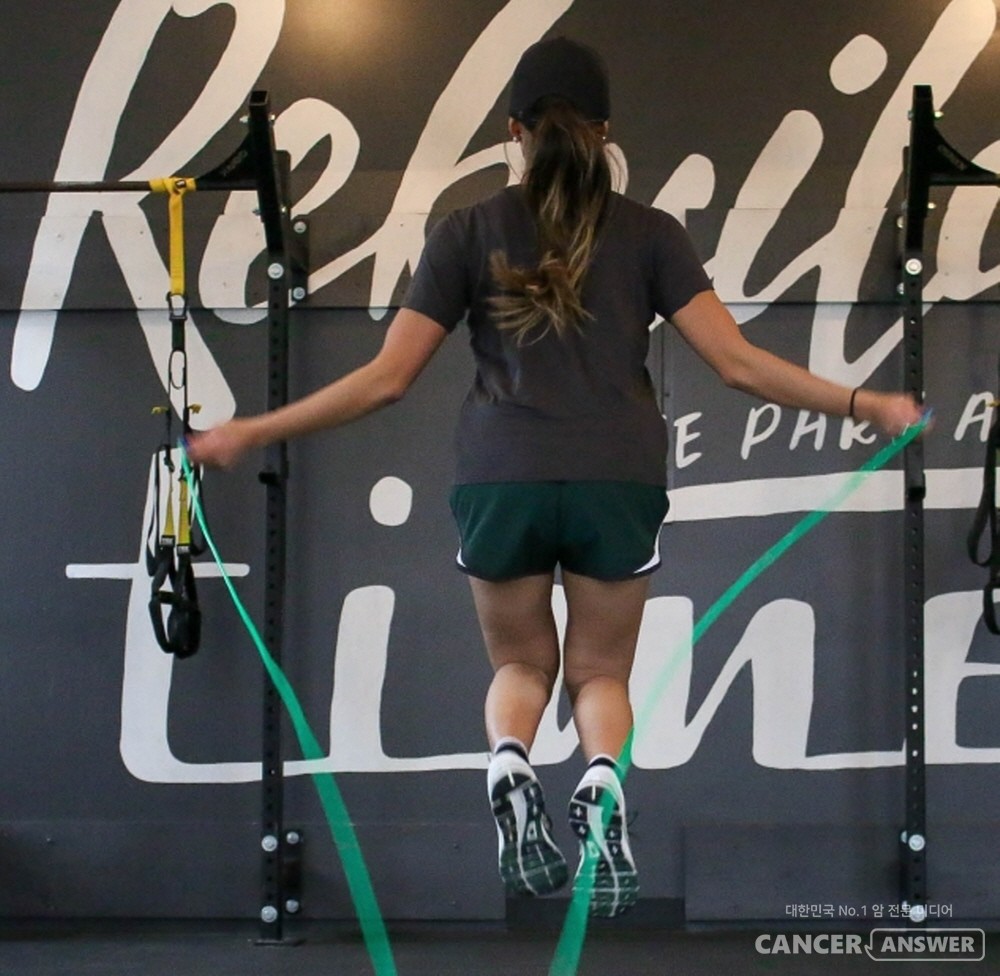 줄넘기는 줄 하나만 있으면 전신운동을 할 수 있는 아주 좋은 암환우 맞춤운동이다. / unsplash