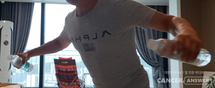 양손에 가벼운 물병을 들고 견갑골을 중심으로 양쪽으로 벌리는 운동만해도 견갑골주변근육을 건강하게 유지할 수 있다. / 캔서앤서DB