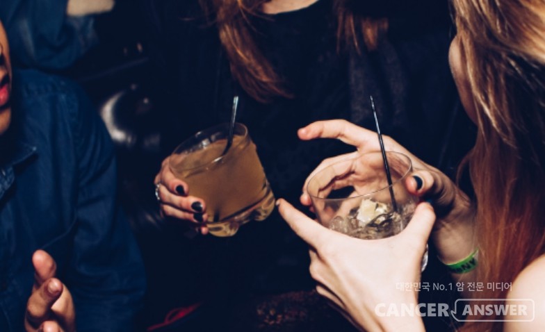 사회적 거리두기 완화로 그동안 줄어들었던 음주 회식이 늘어나면서 자칫 뇌경색 위험이 커질 수 있다는 연구결과가 나왔다. / unsplash