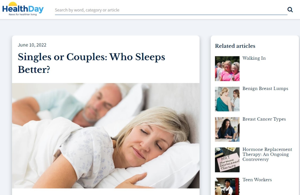 혼자 자거나 아이와 자는 것보다 성인 파트너와 함께 자는 것이 수면의 질을 위해 좋다는 연구결과를 소개한 'Healthday'.