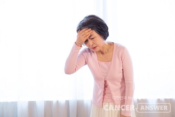 나이 든 사람과 여성은 기립 저혈압을 조심해야 한다./게티이미지뱅크