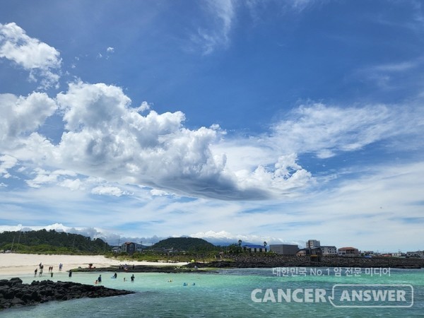 김녕성세기해변은 바다와 하늘, 구름이 만나 눈부시게 아름다운 풍광을 자랑한다.