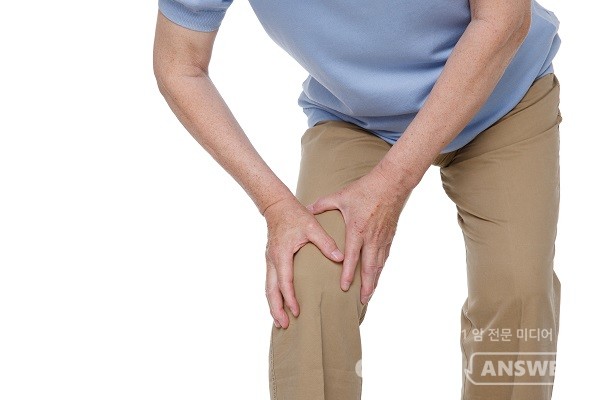 관절염 환자는 덥고 습한 여름철을 조심해야 한다./게티이미지뱅크