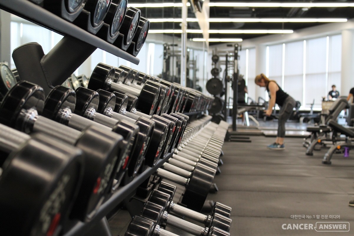 비가 오거나 너무 더운 날은 야외운동보다는 실내운동 시설을 찾아 적절한 운동을 하는 것이 좋다. / unsplash