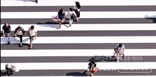 하루 1만보를 걷고, 견과류를 즐겨 먹는 등 생활 속에서 건강한 습관을 실천하면 건강수명을 늘릴 수 있다. / unsplash