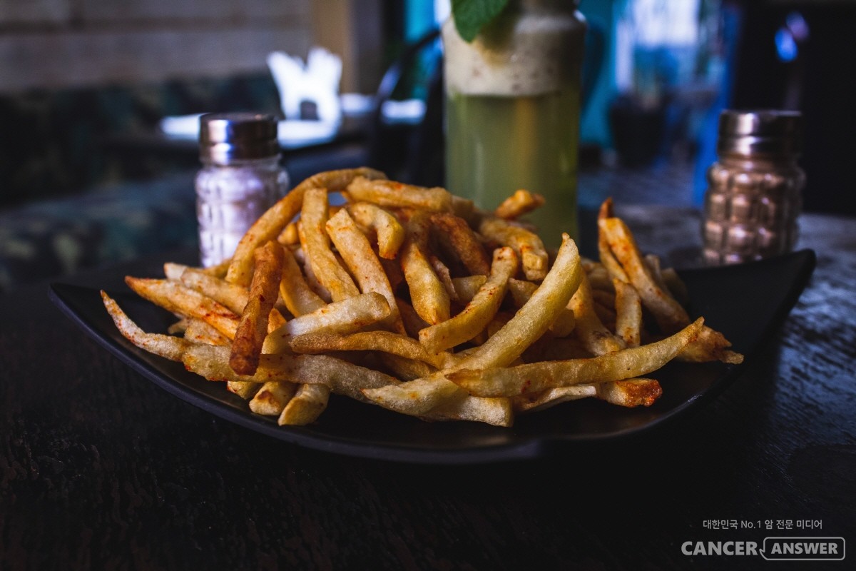 술을 마시지 않아도 지나치게 기름진 음식으로 인해 영양이 간에 쌓여 생기는 지방간이 치매 위험을 높일 수 있다는 연구결과가 나왔다./ unsplash