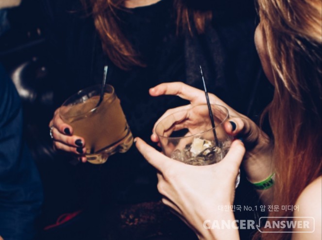 갱년기 여성에게 흔히 나타나는 안면홍조 등 갱년기 증상은 술을 마실 때 더 심해진다는 연구결과가 나왔다. / unsplash