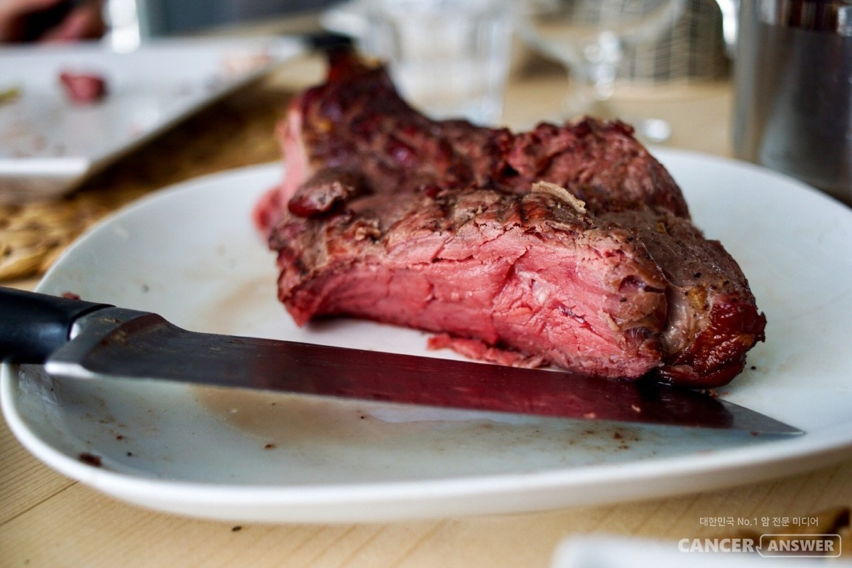붉은 고기와 소금의 섭취를 줄이고 건강한 지방산과 섬유질을 많이 섭취하는 것이 뇌졸중을 줄이는 길이다. / unsplash