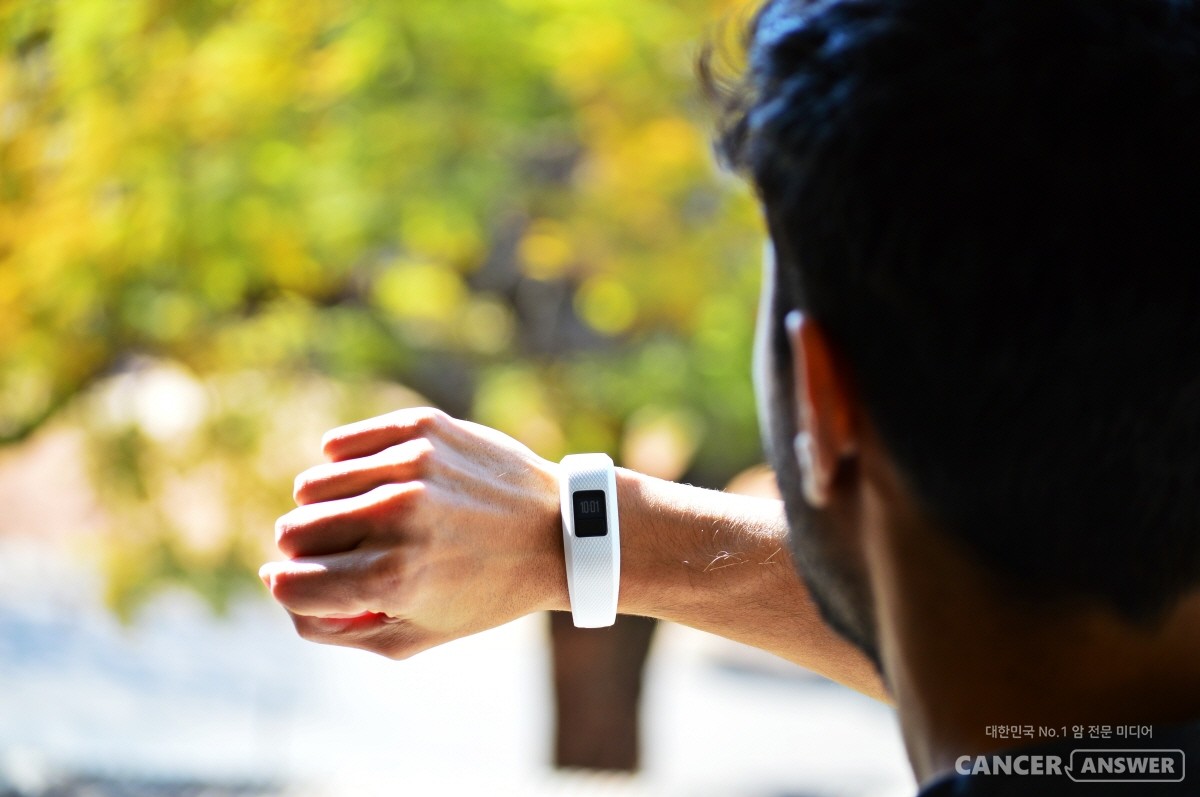 스마트워치, 만보기 등 웨어러블 트래커를 사용하면 하루에 최대 40분을 더 걷게하는 운동자극효과를 얻어 체중감량 등 건강한 생활을 돕는다는 연구결과가 나왔다. / unsplash