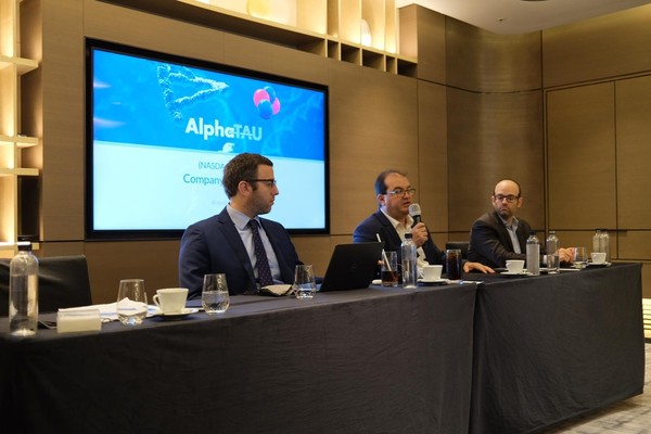 알파선을 이용한 암 치료 기술로 국내 임상 시험을 할 예정인 알파타우 관계자들이 3일 기자회견을 하고 있다./사진=알파타우 제공