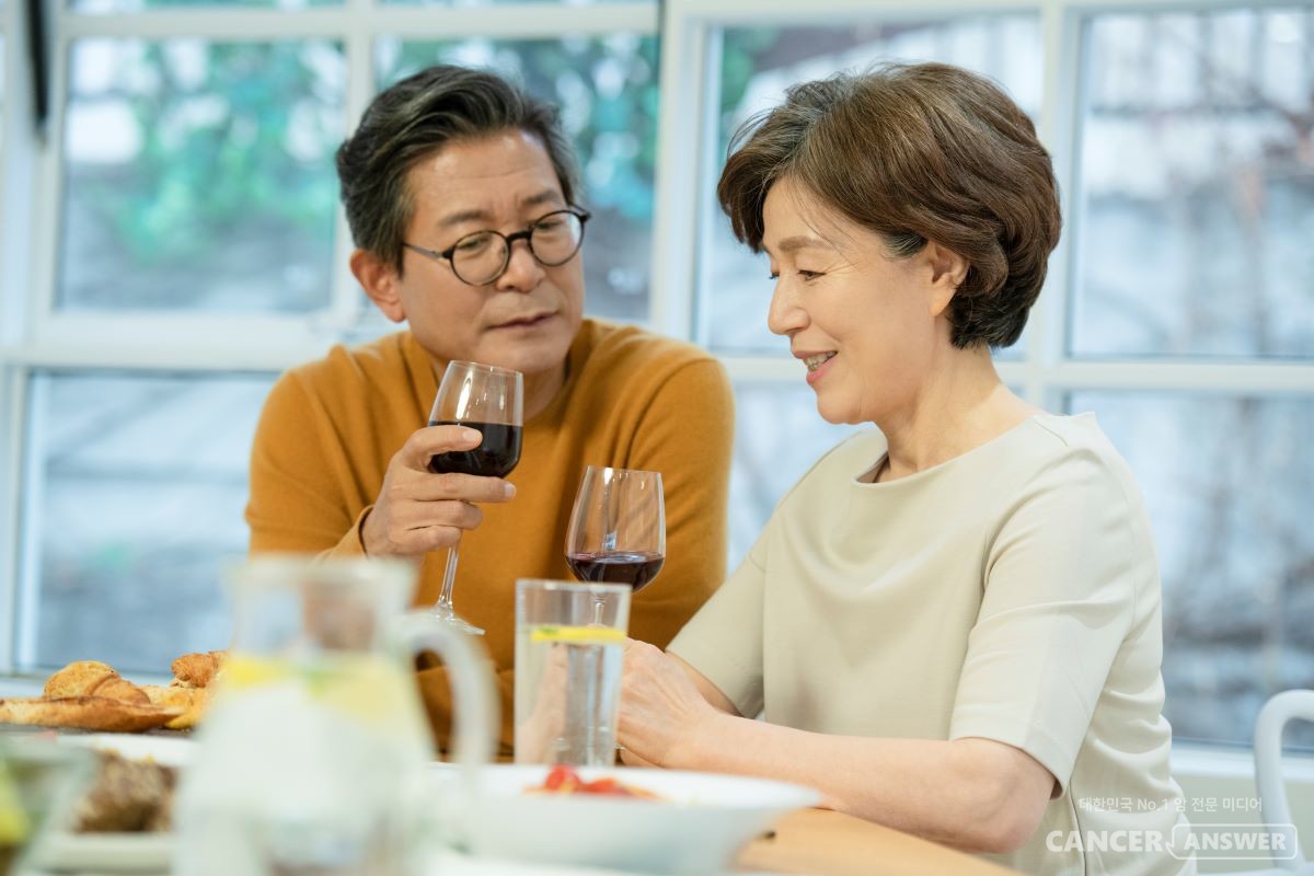 힘든 얘기를 들어주는 일이 쉽지는 않습니다. 꼭 내가 문제를 해결해주어야 한다는 부담감을 털고 그저 들어주기만 하셔도 됩니다./ 캔서앤서 DB사진