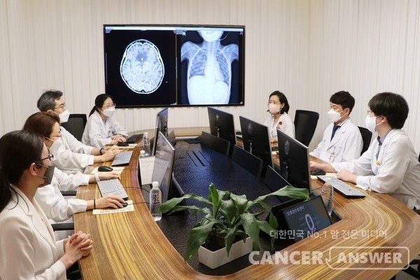 서울아산병원 암병원 CAR-T센터 의료진이 암환자의 치료 방향에 대해 논의하고 있다./서울아산병원 제공