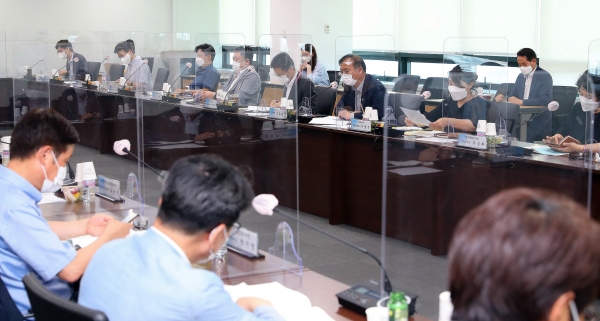 건강보험정책심의위원회 위원들이 29일 오후 서울 서초구 국제전자센터 회의실에서 2023년도 건강보험료율 조정안을 논의하고 있다. / 보건복지부