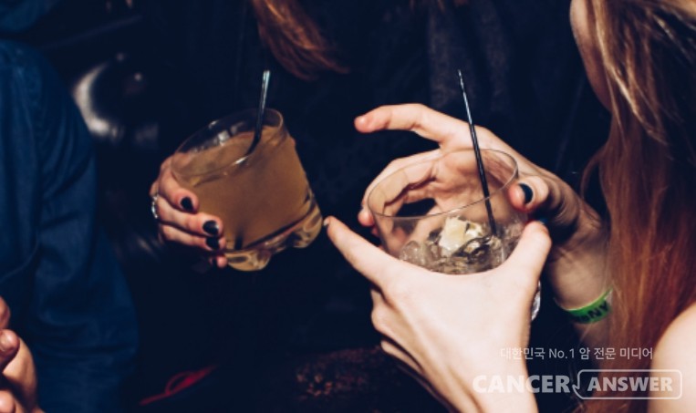 '적은 양의 알코올은 건강에 도움이 될 수 있다'는 속설을 전면 부인하는 캐나다 정부 권고안이 나왔다. / unsplash