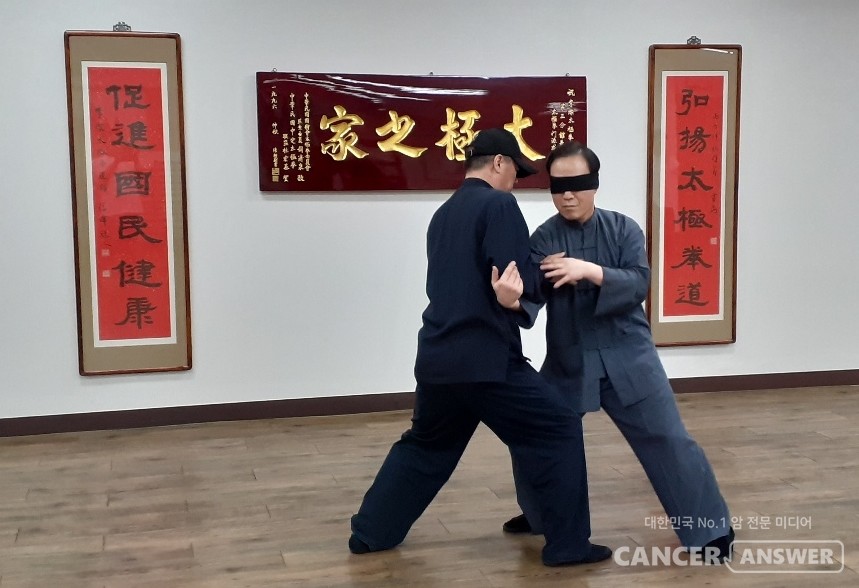 태극권은 상대의 움직임을 읽는 것에서 대련을 시작한다. 그래서 때로는 눈을 가리고도 상대를 제압할 수 있다. / 이찬태극권도관