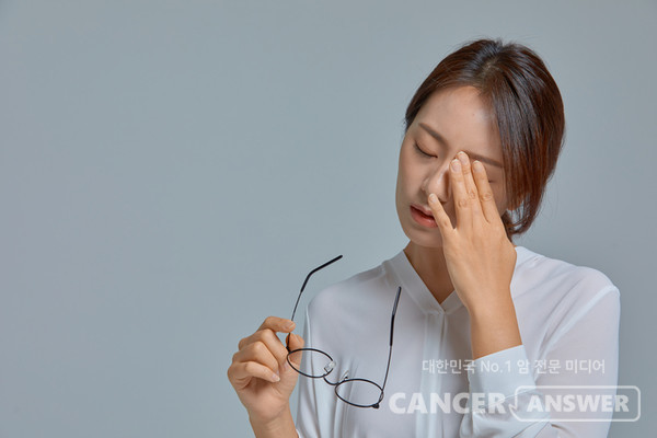 40대가 되기 전에도 노안이 나타날 수 있으니 주의한다./게티이미지뱅크