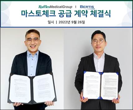 래플즈 메디컬 그룹 메디컬 디렉터 청 시 키아트 박사(왼쪽)와 베르티스 한승만 대표(오른쪽)가 마스토체크 공급 계약을 체결한 후 기념촬영을 하고 있다. / 베르티스
