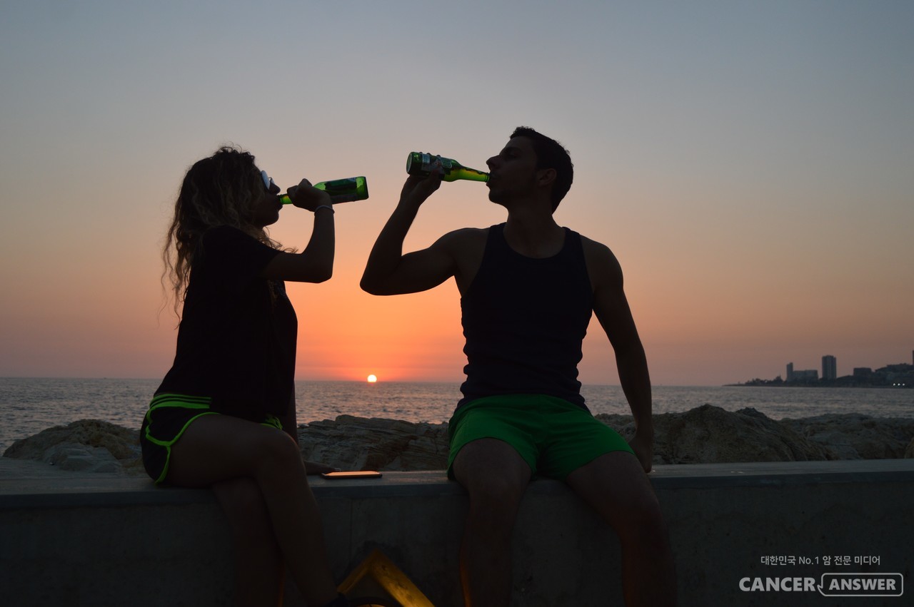 가볍게 마신 술도 지속되면 발암 위험이 높아진다는 연구결과가 나와 주의를 환기시키고 있다. / unsplash