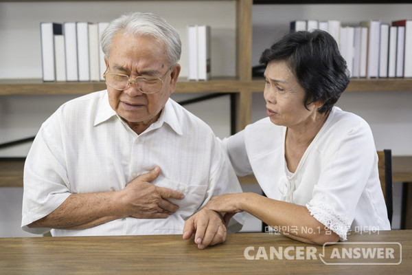 나이 든 사람은 대동맥판막이 좁아져서 나타나는 대동맥판막협착증을 조심해야 한다./게티이미지뱅크