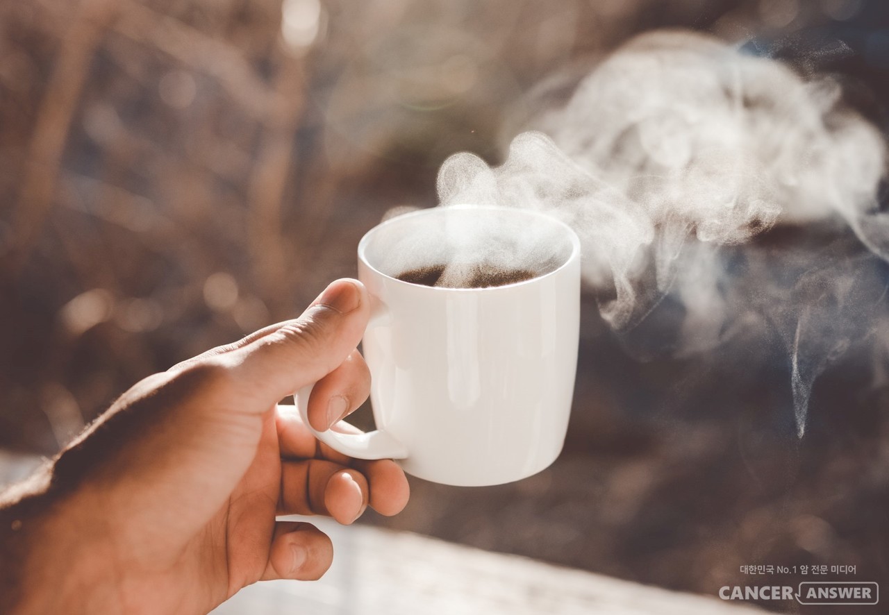 여성이 커피를 많이 마실수록 자궁내막암 발병 위험이 줄어든다. 하루 4잔 이상 마시면 마시지 않는 사람보다 24% 위험이 줄어든다는 연구결과가 나왔다. / unsplash