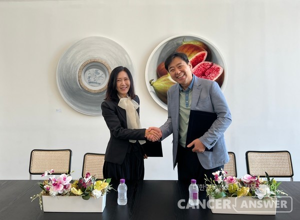메디컬 커머셜 플랫폼 메디우스를 운영하는 비앤에이치코리아 박보현 대표와 암전문언론 캔서앤서 홍헌표 대표가 암 등 건강 콘텐츠를 공유하는 업무협약을 맺었다.