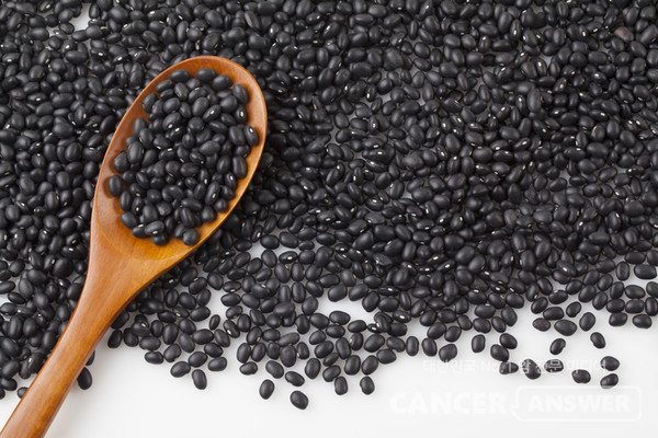 블랙푸드의 대표주자인 서리태에는 건강에 이로운 성분이 많이 들어있다./게티이미지뱅크