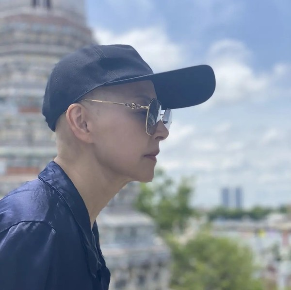 서정희씨가 태국 여행 중 찍은 사진을 인스타에 올렸다. 서 씨는 1차 항암치료 후 머리카락이 빠져 삭발했다고 전했다./서정희 인스타그램