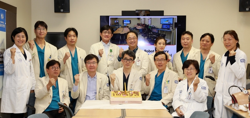 서울성모병원은 최근 로봇수술 1만례를 달성하고 기념식을 가졌다. / 서울성모병원