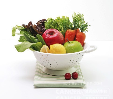 ​​위암을 예방하기 위해서는 건강한 식습관을 유지하는 게 중요한데, 신선한 과일과 채소를 충분히 먹는 것도 그 방법 중 하나다./게티이미지뱅크