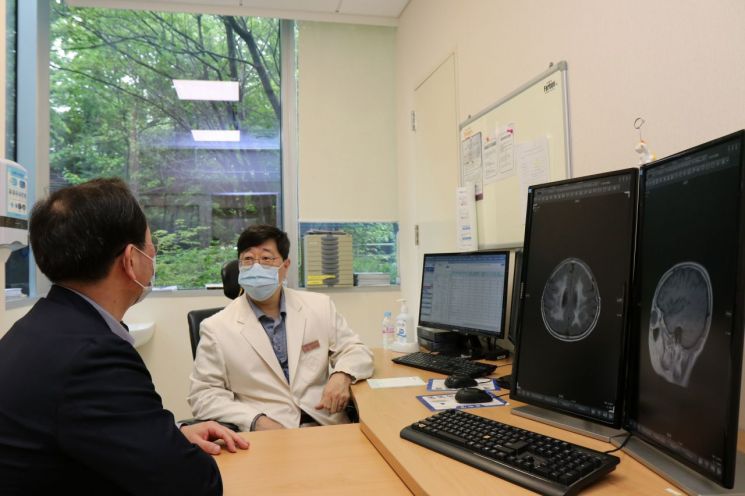 김원석 삼성서울병원 CAR-T세포치료센터장(혈액종양내과 교수)이 환자를 진료하고 있다. / 삼성서울병원