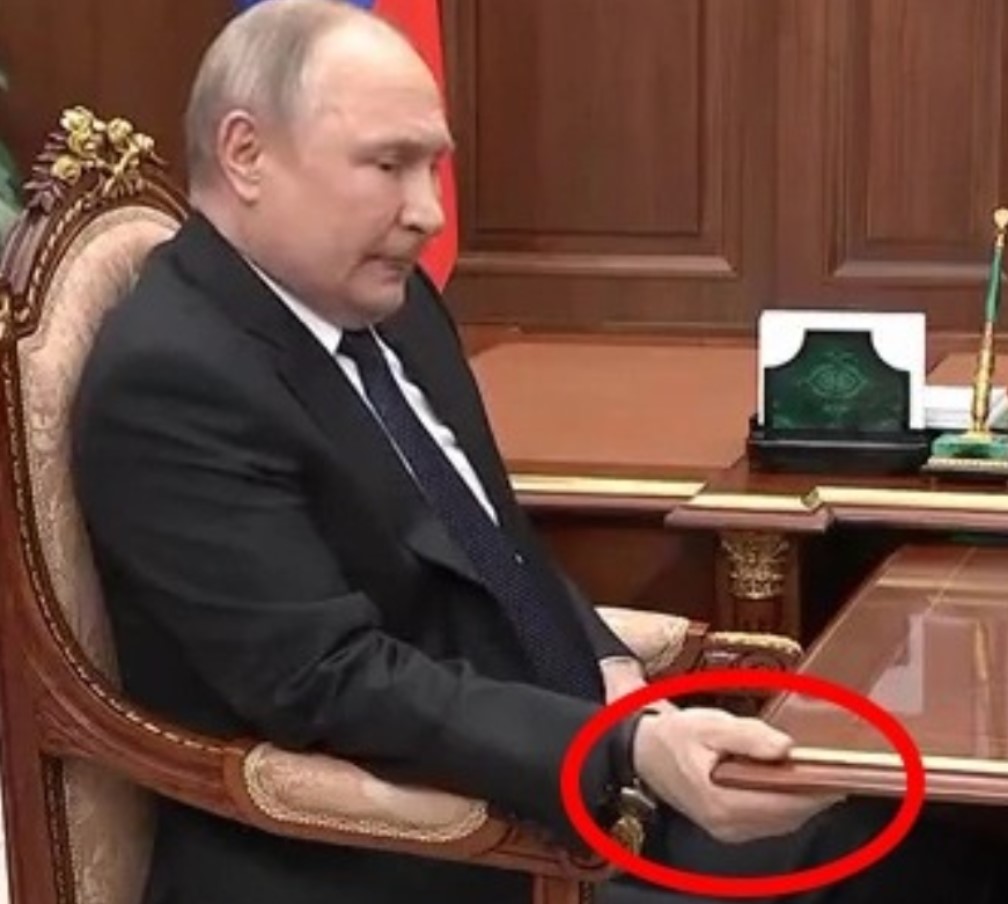 푸틴 러시아 대통령이 공개석상에서 테이블 모서리를 움켜쥐고 있는 장면이 포착됐다.  손떨림을 막기 위한 행동으로 해석되고 있다. / the Sun