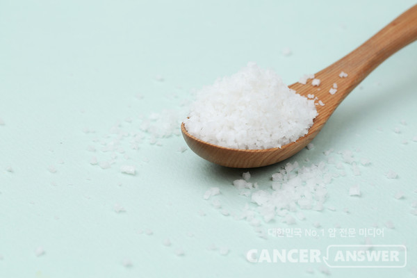 짠 음식은 암 발병을 유발하므로 요리할 때 소금을 적게 넣는 것이 바람직하다./게티이미지뱅크