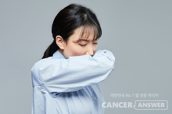 기침이 심한 암 환자는 가볍게 여기지 말고 적극적으로 치료받는 것이 좋다./게티이미지뱅크