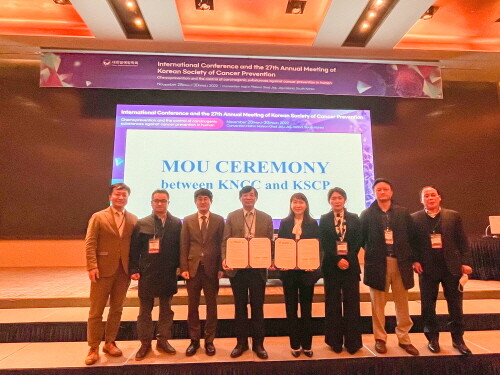 국립암센터와 대한암예방학회가 암 예방 및 대국민 홍보사업을 함께 하자는 업무협약을 체결했다. /  국립암센터