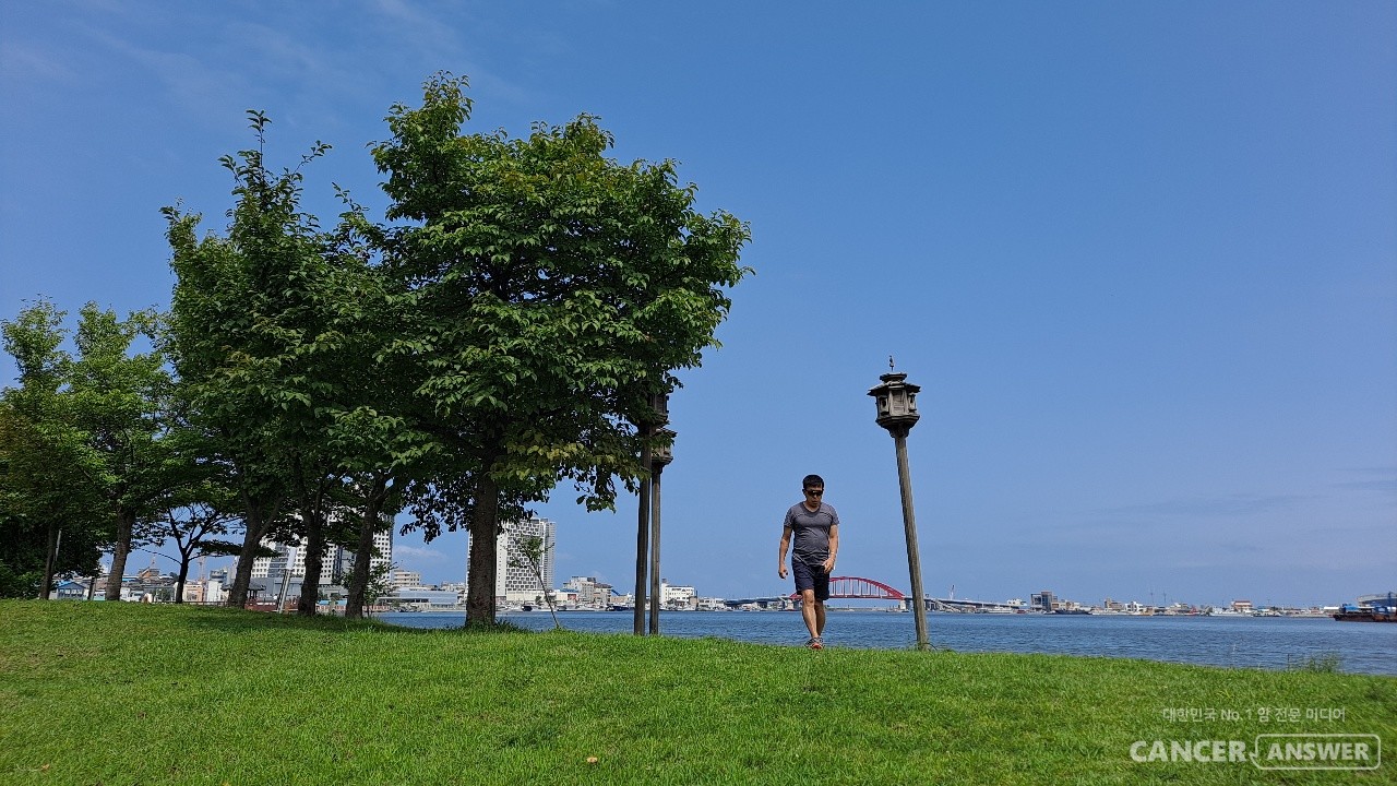 가볍게 걸으며 햇볕을 쬐면 심신이 안정되면서 잠을 잘 잘 수 있게 된다. / 캔서앤서DB