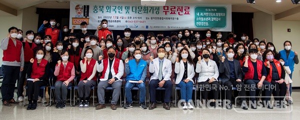 면사랑이 ‘충북 외국인 노동자 및 다문화 가정 무료 진료’ 봉사활동에 기부금을 전달했다. / 면사랑