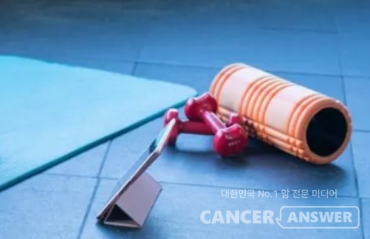 폼롤러를 이용해 발목과 종아리의 경계부위를 마사지하거나 발목들기 운동 같은 것은 하체의 순환을 원활하게해 전립선비대증을 예방할 수 있다. / unsplash