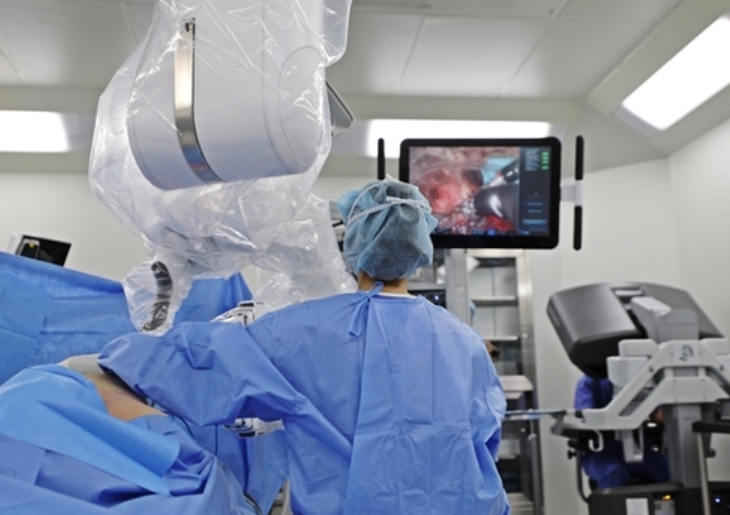 인하대병원 로봇수술센터에서 22일 외과 이진욱 교수(오른쪽)가 다빈치 로봇 콘솔에 앉아 세계 최초 단일공 로봇 갑상샘암 수술(SPRA)을 집도하고 있다. / 인하대병원