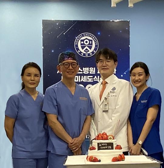정기양(왼쪽에서 두 번째), 오병호(왼쪽에서 세 번째) 교수 등 세브란스병원 피부암클리닉 의료팀이 모즈미세도식수술 4000례 달성을 기념하고 있다. / 세브란스병원