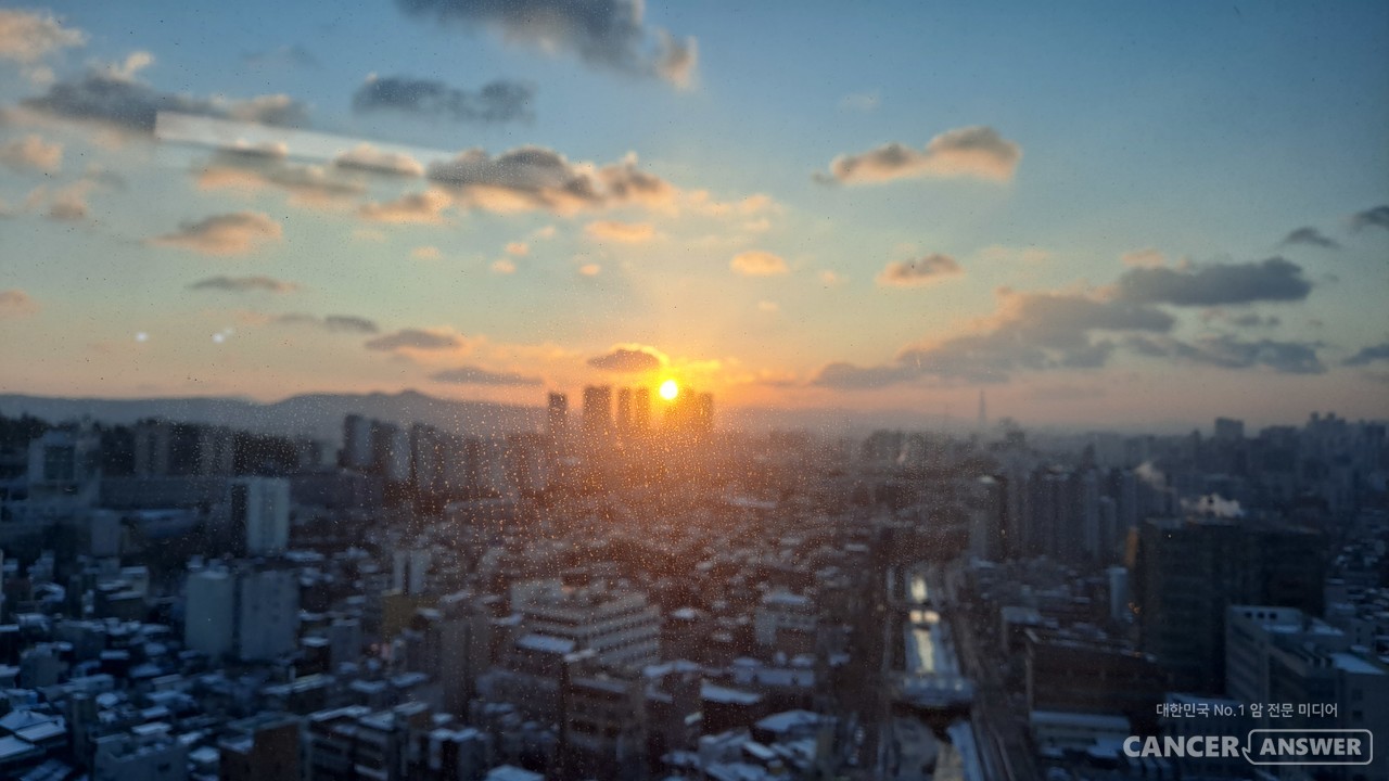 눈과 강추위가 함께하고 있는 연말연시, 미끄러지지 않고 건강하게 살려면 균형감각이 필요하다. / 캔서앤서DB