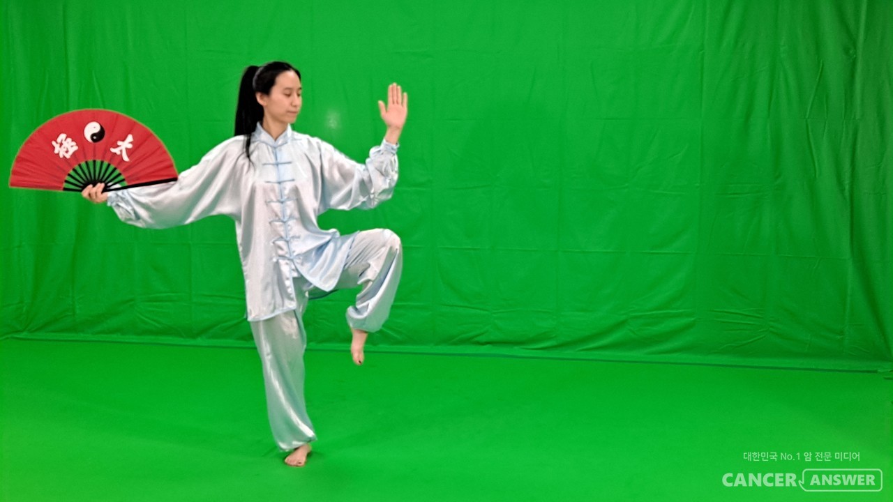 한 발로 서는 동작이 많고 지속적으로 체중이동을 하는 태극권의 동작은 균형감각을 키우는데 큰 도움이 된다. / 이찬태극권도관