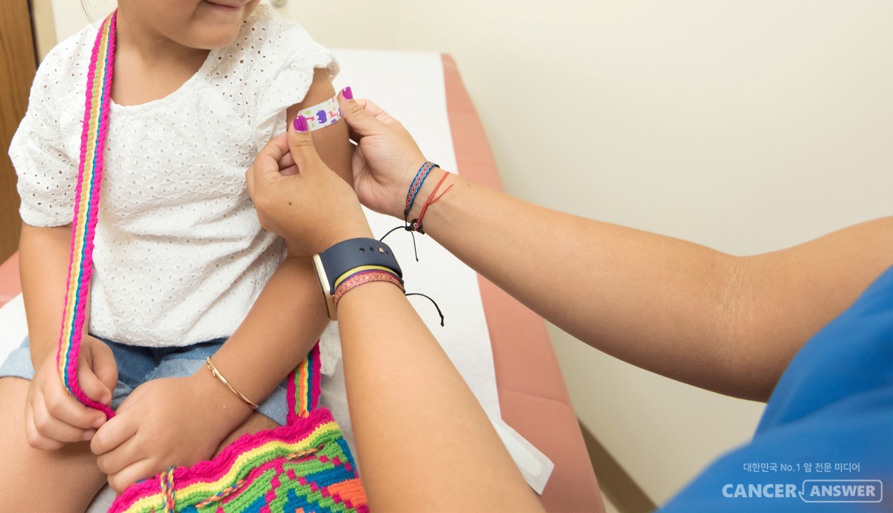 소아암을 치료받은 경험이 골밀도 저하와 관련될 수 있어 소아암 생존자의 골절 위험이 높기 때문에 골밀도 검사를 강화해야 한다는 연구결과가 나왔다. / unsplash